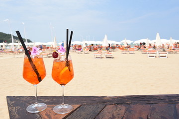 cocktail sul di un tavolo in un bar di una spiaggia con la sabbia