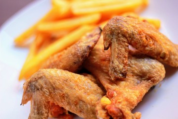 Alitas de pollo fritas con patatas