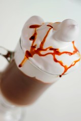 Cafe helado con nata y chocolate