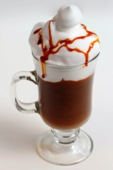 Cafe helado con nata y chocolate