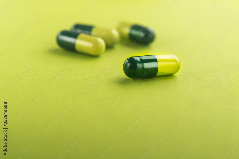 Wall mural Green and yellow medical capsules