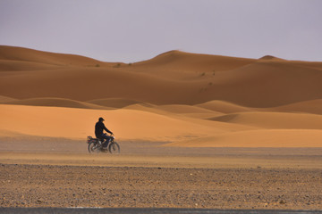 Fototapeta na wymiar Wüste, Motorrad, Sahara, Marokko