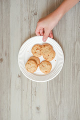 Serve cookies on the table.  Receive cookies.  テーブルの上にクッキーを置く。クッキーを受け取る。