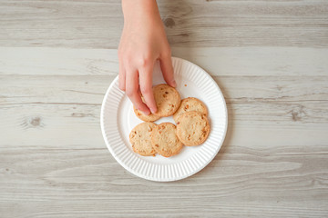 Take a cookie　クッキーを取る