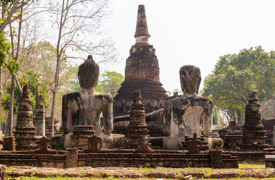 Buddha statues with ancient pagoda