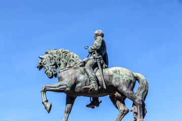 Obraz premium Bronze statue against a blue sky