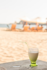 Verre de pina colada à la plage