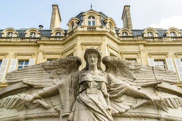 Obraz premium Vista del municipio di Epernay in francia con statua