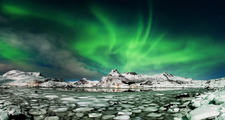 Aurora borealis landscape © Piotr Krzeslak