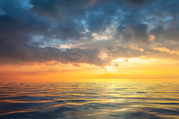 Fototapeta na wymiar a golden sunset at the ocean