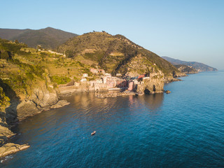 Vacanza al mare alle Cinque Terre, una meraviglia di paesaggio italiano in Liguria con il suo porto e le sue case colorate.