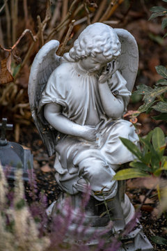 Figur eines trauernden Engels auf dem Friedhof in Berlin Hermsdorf