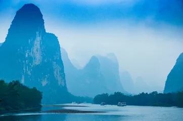 Foto op Plexiglas Guilin Landschap met rivier en bergen
