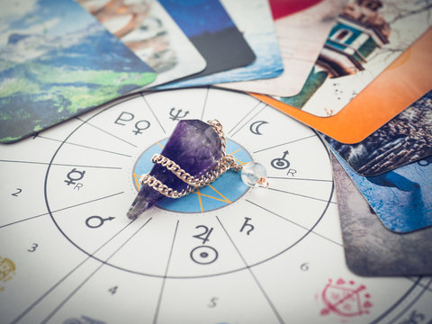 Horoskop mit Orakelkarten und Pendel