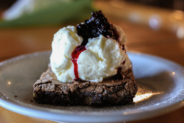 Brownie con helado