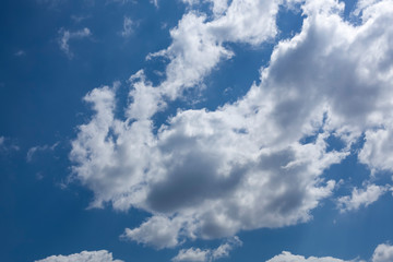 Nuvéns brancas com um lindo céu azul no fundo.