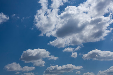 Nuvéns brancas com um lindo céu azul no fundo.