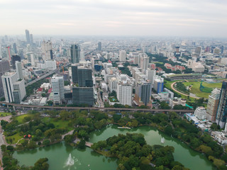 Naklejka premium Aerial view green city public park with modern building