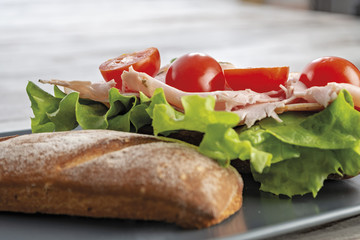 pane e prosciutto con insalata verde e pomodori fronte