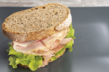 pane a fette e prosciutto con insalata verde da sopra primo piano