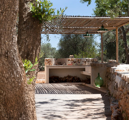 tettoia con pergolato in una casa in puglia