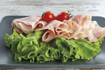 prosciutto cotto con pomodori e insalata verde primo piano da sopra altra vista