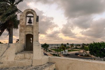 Obraz premium Warning Bell at Fort San Carlos in Campeche, Mexico in the evening