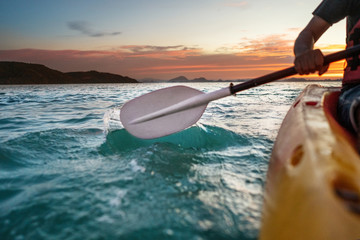 sunset kayaking at sea - obrazy, fototapety, plakaty