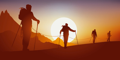 Concept de la solidarité, avec des alpinistes qui partent en expédition en marchant encordés sur la crête d’une montagne, avant d’escalader un sommet