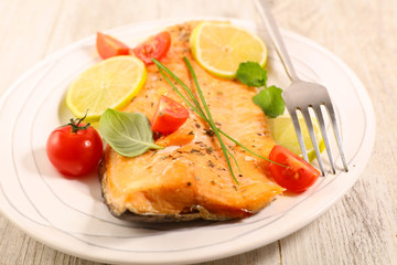 salmon fillet with lemon and tomato