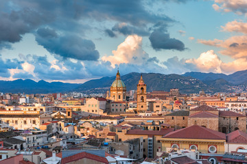 Palermo bij zonsondergang, Sicilië, Italië