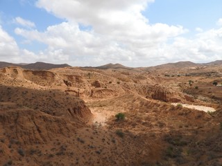 Fototapeta na wymiar Desert landscape and clear sky near Matmata in southern Tunisia, North Africa.