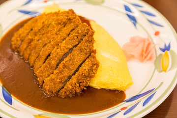 close up Japanese curry omurice with deep fired pork cutlet.