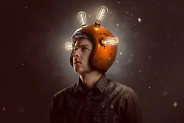 Foto op Plexiglas Junger Mann mit Glühbirnen-Helm © lassedesignen