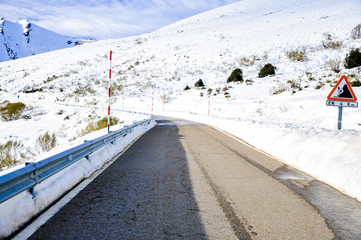 carretera en montaña nevada