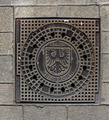 Kanaldeckel mit Stadtwappen von Heilbronn, Deutschland