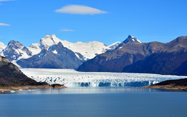 Fototapeta na wymiar EL CALAFATE (Montañas, nieve, hielo, aves, paisajes, amanecer y anochecer Lago Argentino)