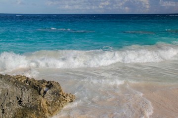 ermuda. Turquoise water of Atlantic ocean and blue sky. Fantastic view on beach. Beautiful background.