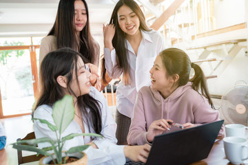 Obraz premium Business women co working group make idea discussion with laptop