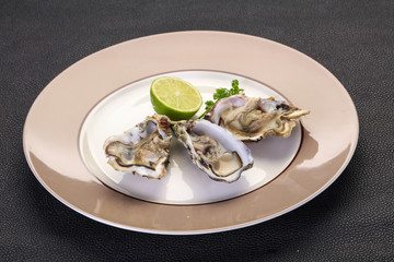Oysters with lime and parsley