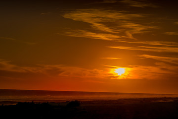 Obraz na płótnie Canvas Golden sunset on the beach with the sun over the beach