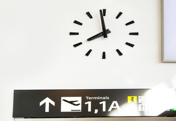 Obraz premium Wall clock at an airport with navigation panel