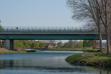 l'autostrada attraversa il canale d'acqua