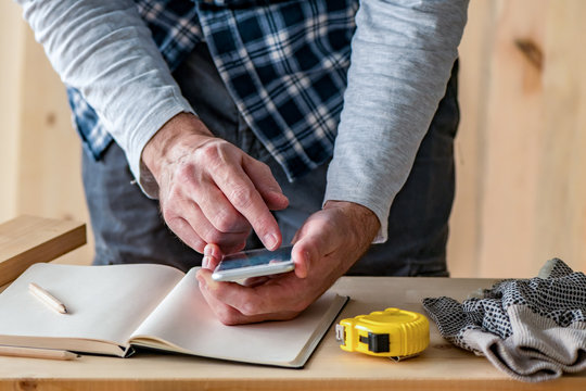 Carpenter making project calculation using smartphone app - Powered by Adobe