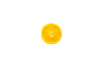 Orangenscheibe, halb aufgeschnittene Orange vor farbigem Hintergrund in kräftigem weiß