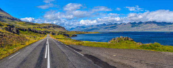 Ringweg 1 in Oost-IJsland met het panoramische uitzicht op Stodvar Fjord aan de rechterkant.