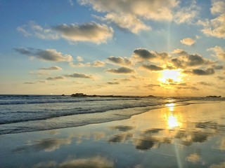 Playa espejo atardecer
