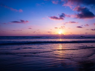 Playa atardecer morado
