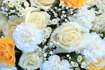White and yellow wedding arrangement