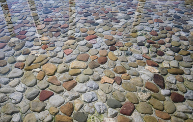 piedras bajo el agua